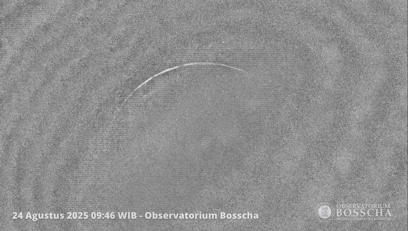A thin crescent Moon in the daytime sky, 24 August 2025, 09:46 WIB